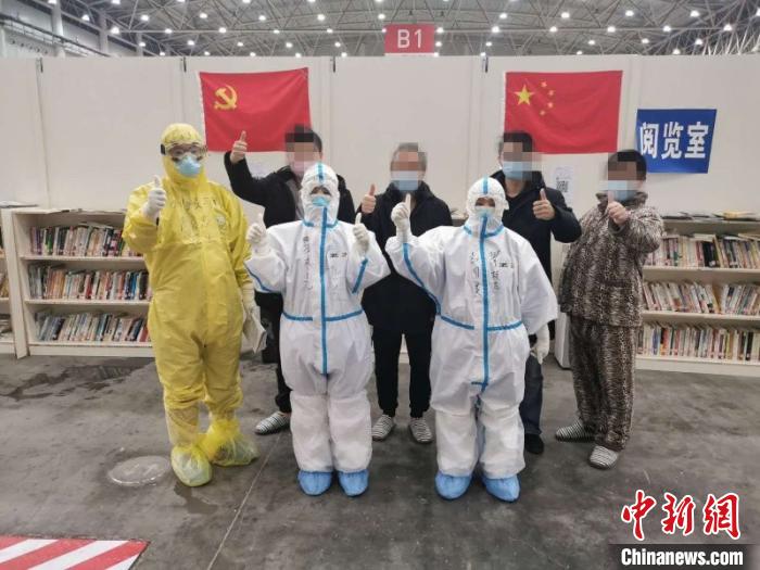 圖為彭國美與同事、患者合照。 攀枝花市第三人民醫(yī)院供圖