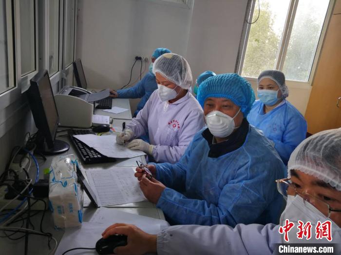 指導(dǎo)、商討救治方案。南京醫(yī)科大學(xué)第二附屬醫(yī)院供圖