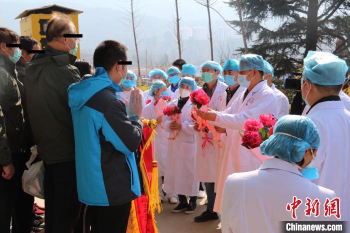 圖為醫(yī)生為康復患者送花。昆明市第三人民醫(yī)院供圖